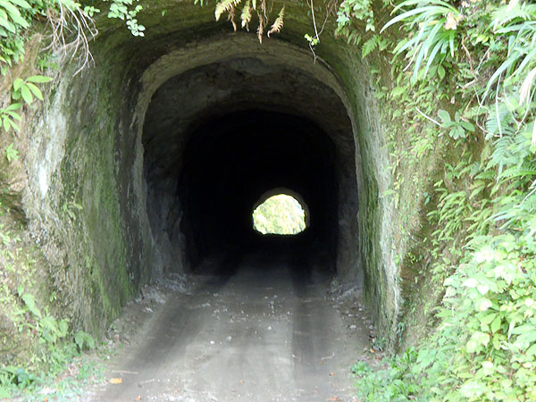 竹岡林道入口のトンネル